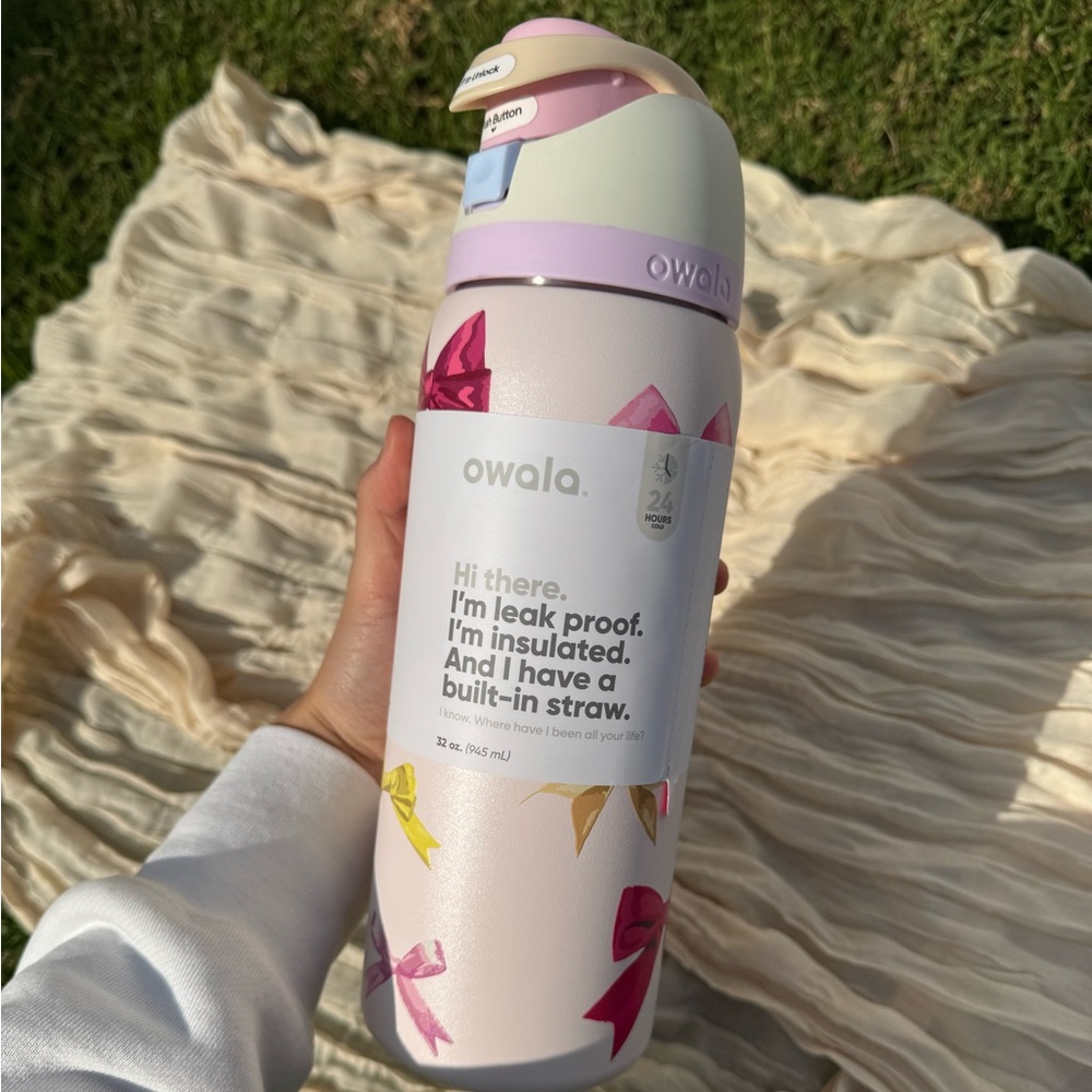 NWT Owala x Urban outfitters exclusive 32 oz GIRLHOOD